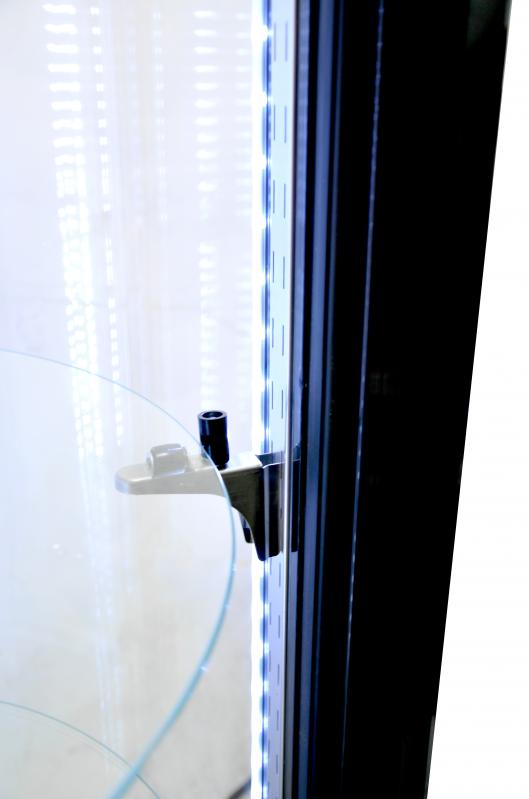 Circular Refrigerated Showcase with 400 L capacity and 4 shelves